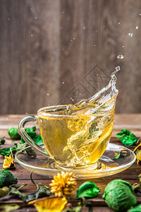绿色茶杯加透明杯子的绿茶图片