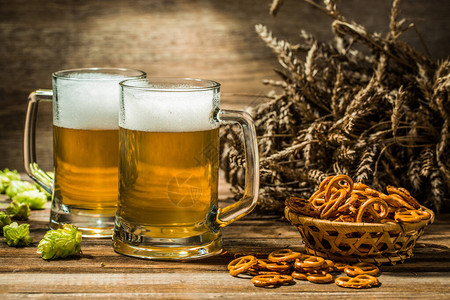 两罐装小麦和跳的油箱啤酒木桌图片