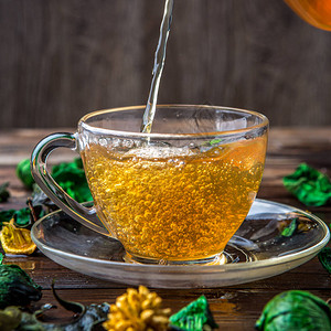 绿茶从壶中倒入杯子用干图片