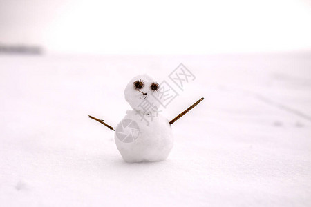 冬季天下雪人手图片
