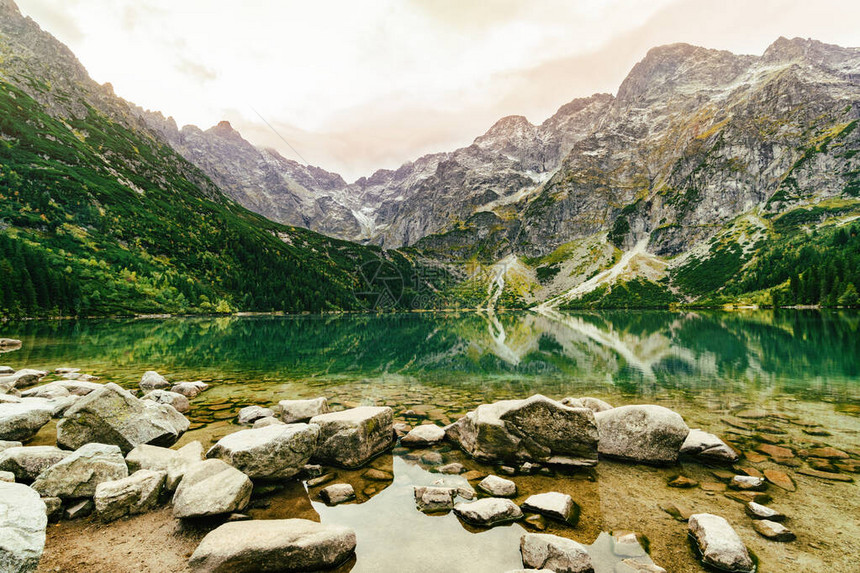 山景与MorskieOkoSeaEye湖美妙的日出景色在高塔特拉山公园图片