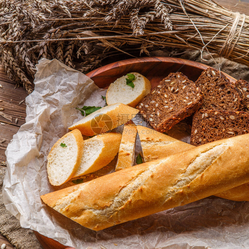 Baguette餐桌上的木板面包和图片