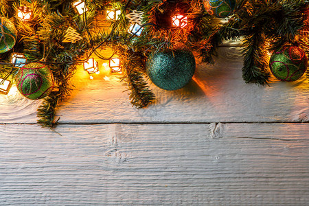 照片fir树枝圣诞球白桌图片