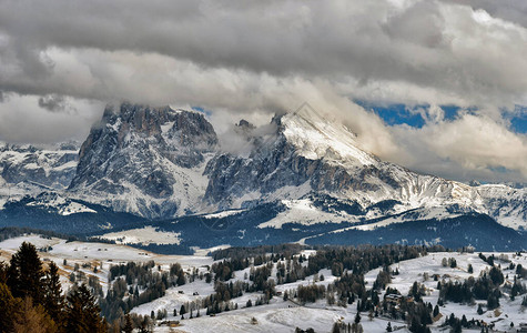 意大利滑雪胜地的冬季全景图片