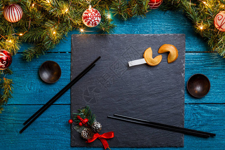 新年树枝黑板寿司棒饼干以及蓝木本图片