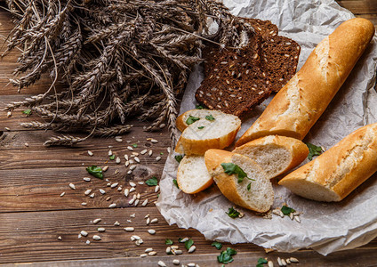 桌上有谷物面包的面包配小麦葵花籽图片