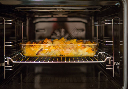 烤箱特写炸土豆的照片图片