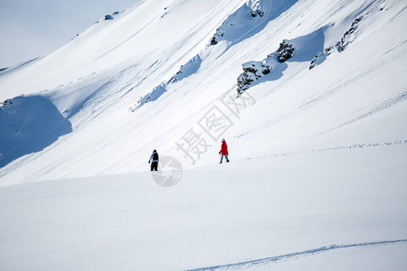 照片来自冬季下午雪地度假胜地两个运动滑雪图片