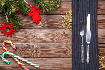 圣诞餐桌位具用叉子和刀图片