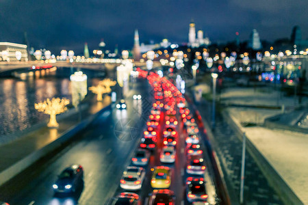 晚上道路上的汽车图像模糊图片