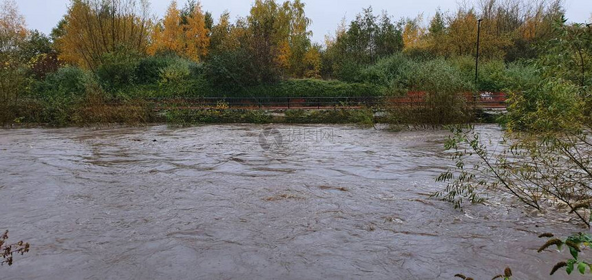 南约克郡的强降雨导致该地区的河流泛图片