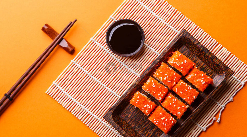 用筷子在餐桌上摆寿司的照片图片