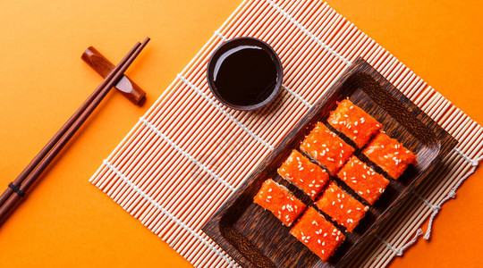用筷子在餐桌上摆寿司的照片图片