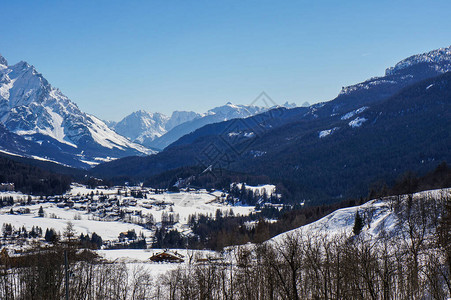 冬天风景如画的山景科尔蒂纳德安图片