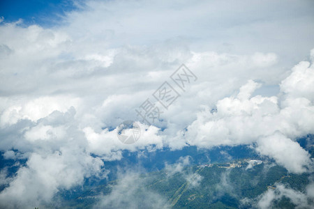 天空上方的云层照片图片