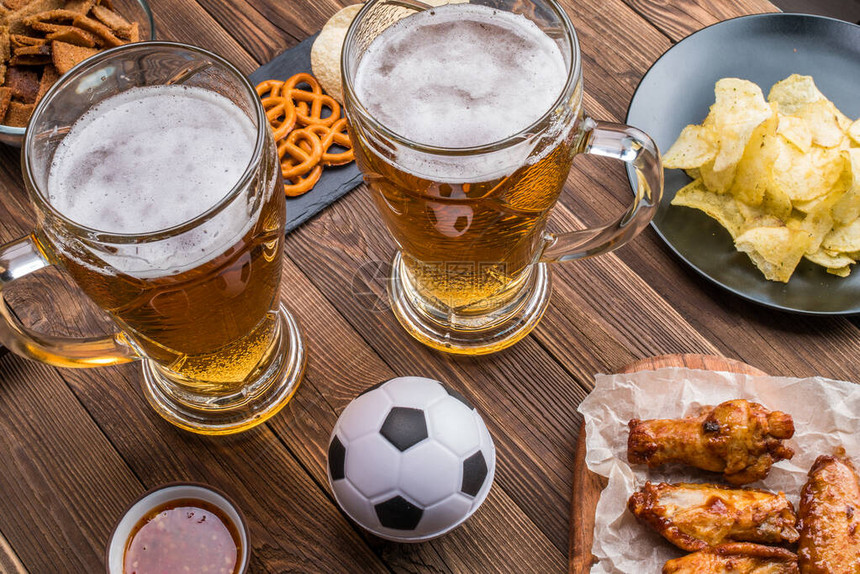 足球派对桌上的开胃菜和啤酒还有看足球比赛图片