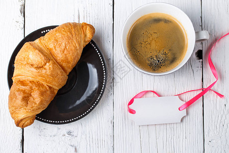 Croissant咖啡木制桌图片