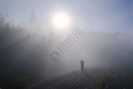 在喀尔巴阡山上拍摄晨雾日出照片的旅游图片