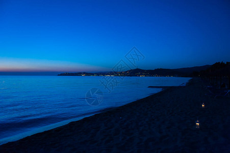 日落时的蓝色大海与岛屿和月亮图片