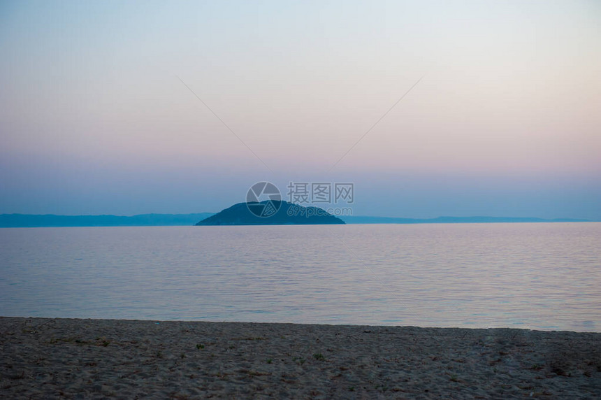 日落时的海边小岛俯瞰海滩图片