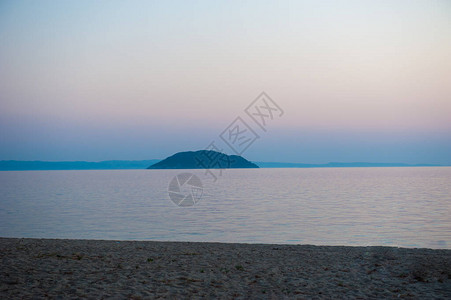 日落时的海边小岛俯瞰海滩图片
