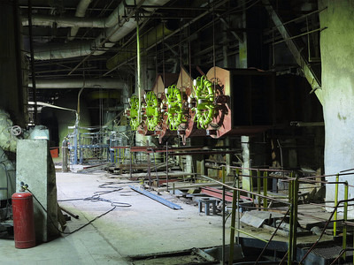 现代工业发电厂内部的巨型燃气烧器闪光管设备图片