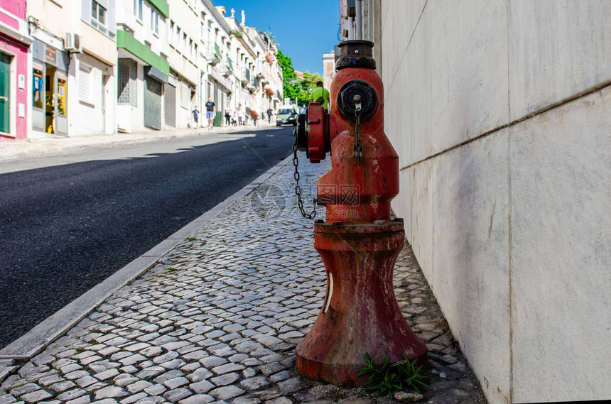 城市街道上的红色水柱图片