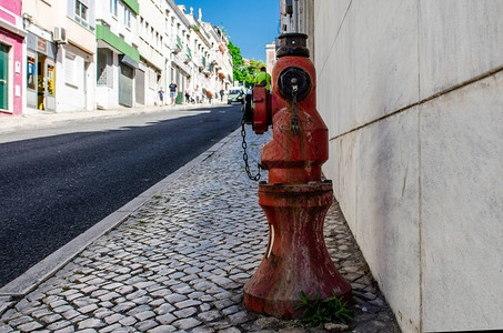 城市街道上的红色水柱图片