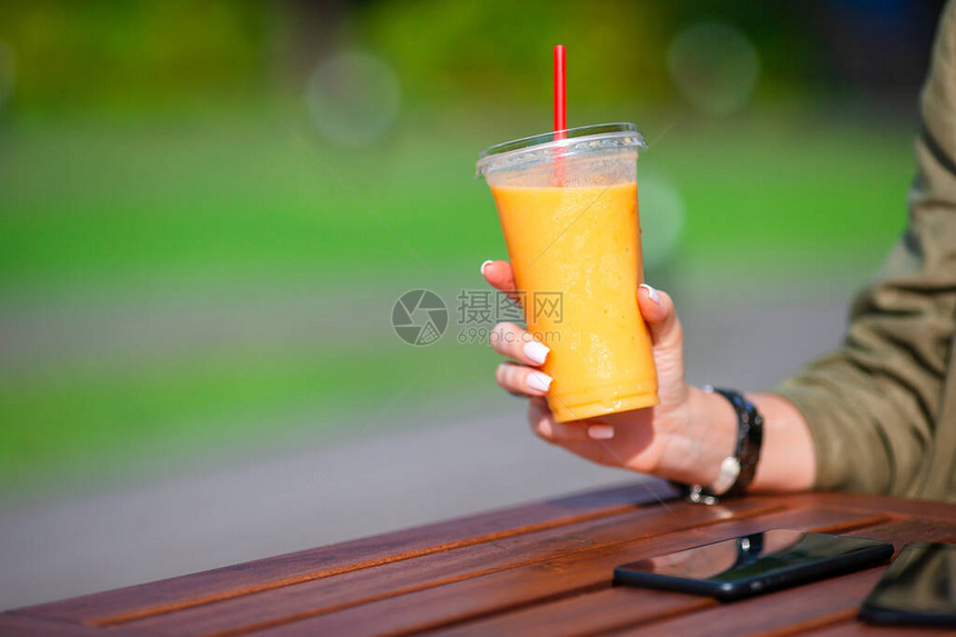 杯子里的美味芒果冰淇淋手握着手在户图片