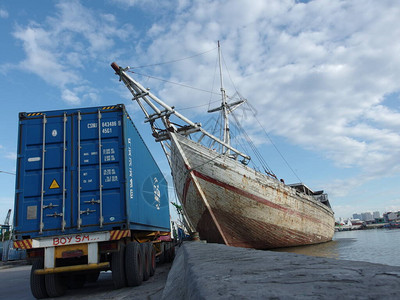 停泊在雅加达SundaKelapa港的木制船只2019年5月1图片