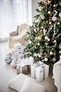 经典圣诞装饰室内房间树与黄金装饰的圣诞树现代白色古典图片