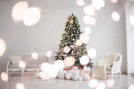 经典圣诞新年装饰室内房间新年树与黄金装饰的圣诞树现代白色古典图片