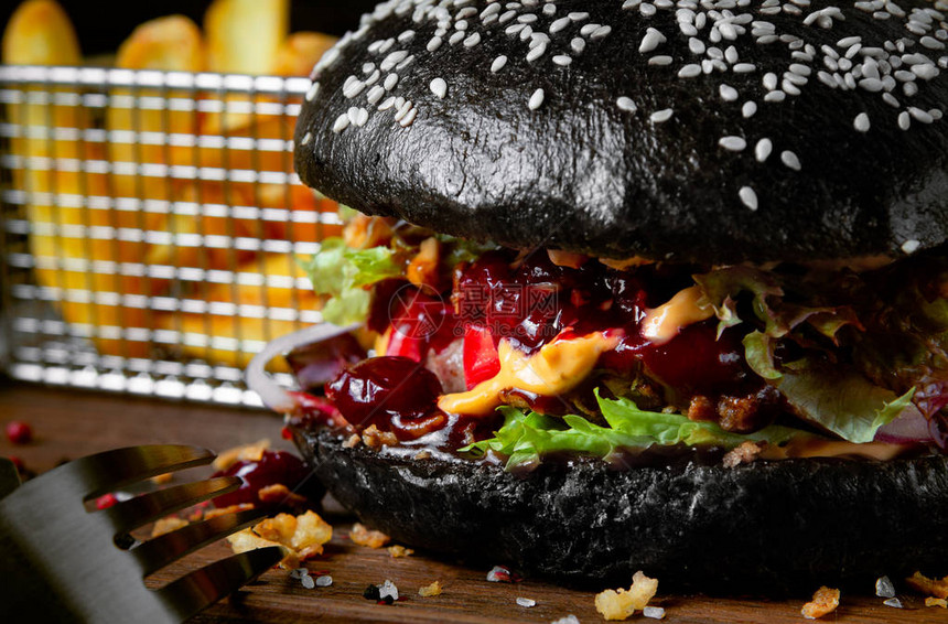 黑汉堡配烧烤牛肉和蔓越莓酱特写图片