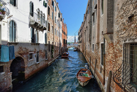 停靠在威尼斯运河上的船只图片