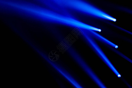 用于演唱会和夜总会概念的蓝光射线聚光灯图片