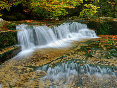 秋季景观中的瀑布曝光时间长图片