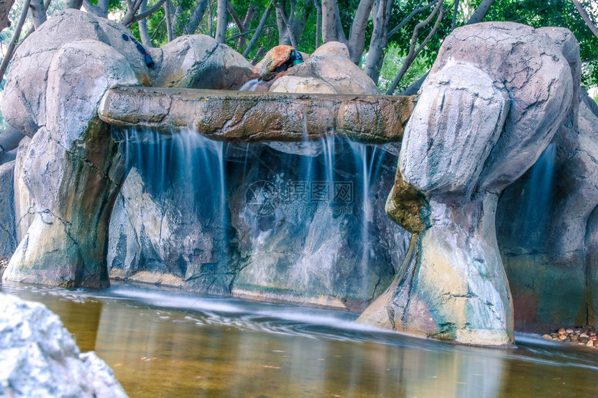 公园的瀑布花园的人工瀑布缓图片