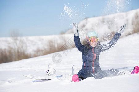 运动女坐在雪地上冬天下雪图片