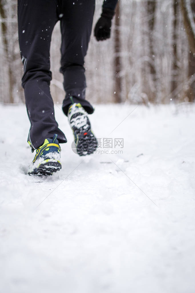 在雪地公园穿运动鞋的跑图片