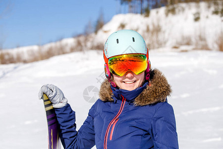 穿着头盔和滑雪板的妇女身着头盔的肖像图片