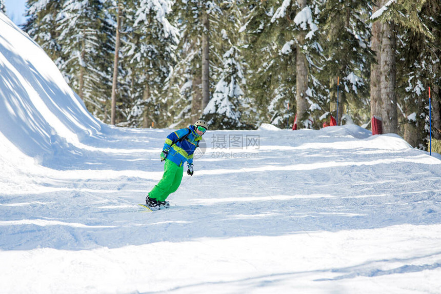 冬天一从雪山上骑滑雪板的人形象图片
