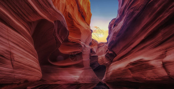 美国亚利桑那州佩奇附近的羚羊峡谷羚羊峡谷是美国西南部游客最多拍照最图片