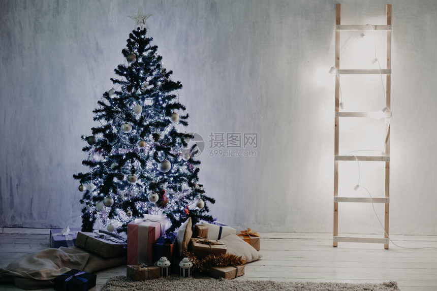 圣诞节室内家与树礼物新年花环灯图片