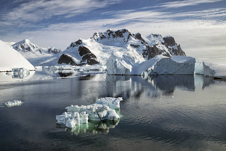 在莱梅尔海峡水域的冰山沿着南极半岛有山脉和冰图片