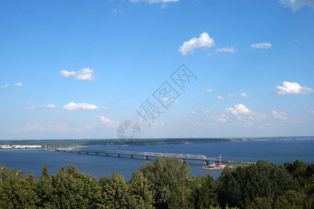 美丽的夏日风景河景河的长桥图片