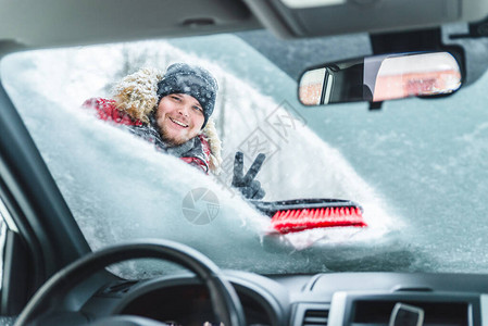 雪雨后洗车笑着男人的清风图片