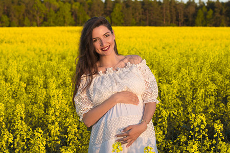 幸福的怀孕女孩在等双胞胎孕妇的图片