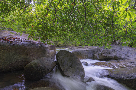 泰国热带雨林美丽的瀑布图片