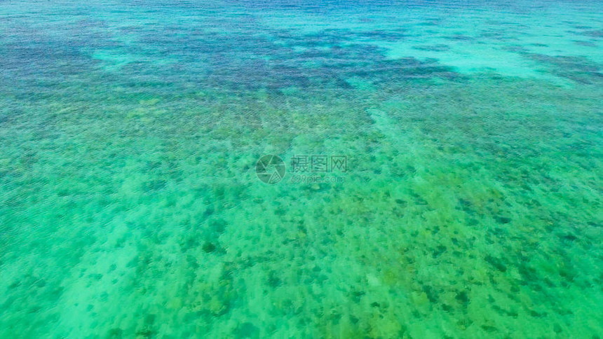 泰国普吉岛夏季的安达曼海清蓝绿宝石海水的空中景象图片