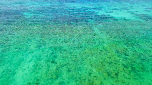 泰国普吉岛夏季的安达曼海清蓝绿宝石海水的空中景象背景图片
